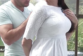 法律で巨乳の母親は猫を犯した