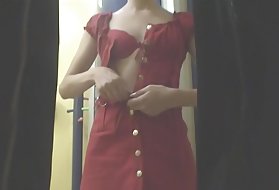 Cherie DeVilleは、おならが空腹の熟女です。