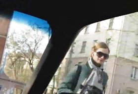 熱いブルネットは、彼女のタイトなクォチが適切に犯される前に食べた
