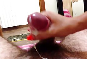 ブルネットは孤独なので、彼女は彼女のしなやかな猫の唇をマスターベーションする