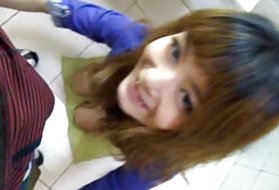 彼女のクライアントをdeepthroatingアジアの女装