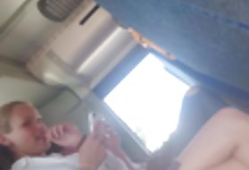 吸入ロシアの鍬は大きなサラミでお尻を得ます