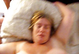 2人の年上の男がいないいたずらな女の子