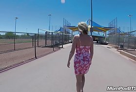 ラティーナ・キャットウーマンは、彼女の口で素晴らしいジックを感じるための情熱を持っています