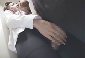 彼女のつめがきちんと愛されると、ブロンドの女神が大声で叫ぶ