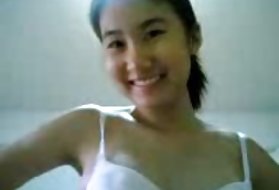 ランジェリーで熱い十代は、パブリックで彼女のタイトな猫をこする
