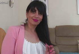 Virgineeの印象的な動きは彼女がこの巨大な尻のまわりで彼女の体をねじるのを助ける
