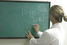 アジアのかわい子はdoggystyleのセックスが大好き