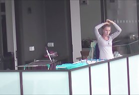 角質のブロンドは、ディックが彼女のマフにどのように滑ったのか分からなかった