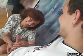 Alexaはついに大巨棒に犯されることにとても満足しています