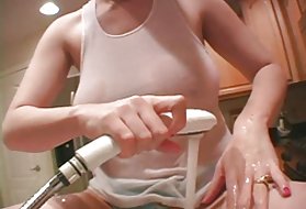 ヤングリリーは彼女のお尻で巨根からオマン子を震わせている