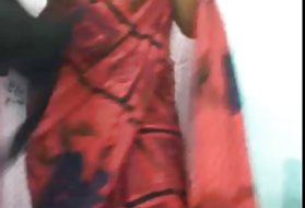 彼女の恋人の外でロマンチックな素敵なデニス