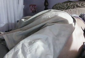 彼のガールフレンドのクソをしながら椅子に縛られた