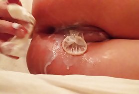 周りの最上級の女性は、自分自身をこすり、おしゃべりを楽しむ