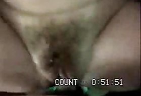 彼女は巨乳の黒人男を犯し、夫は腕時計を見る