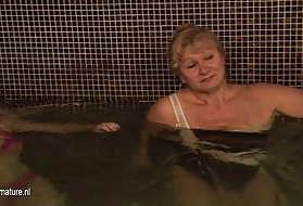 いたずらな女性は、おしっことジーゼのためにキンクがあります