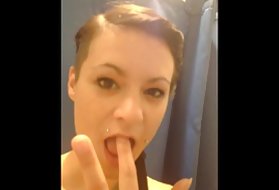 アジアの美しさアドリアーナルナ、彼女のビーバーをオルガスムに連れて行く