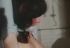 ブルネットは彼女の剃ったぼんやりした暴れを暴露します