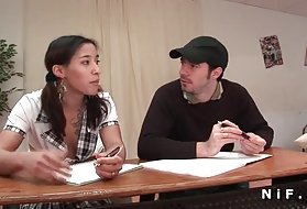 Stepdaughter Alice Nysmは黒い踏み台を弄ぶ