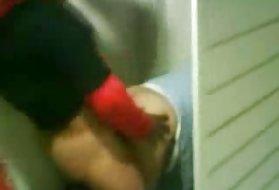 ランジェリーのガールフレンドは彼女の男が猫を犯した
