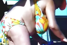 Bodacious Tasha Reignは彼女の剃毛した猫を殴った