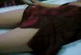 魅惑的なブルネットは彼女の男を彼女のランジェリーで激しく揺らす