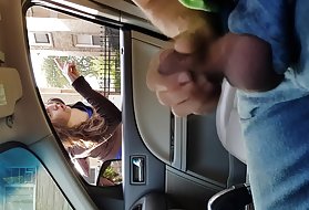 彼らはバス停から家に帰り、1人を打ち負かす