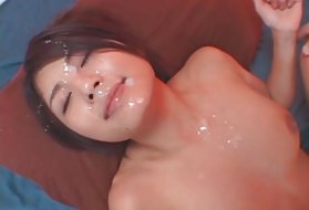 素敵なカップルが愛を作る前に情熱的なダンスを楽しむ