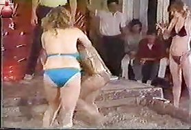 Krystal Boydが彼女のおいしいお尻を叩きつけさせる
