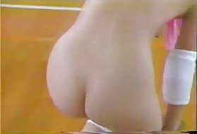 コックとサッカーのための準備ができて若い女の子