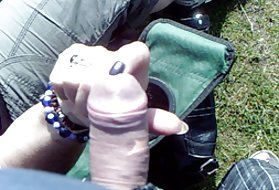 秘書の乳首を吸う