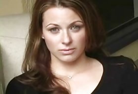 茶色の髪の女神ブルックリンチェイスは彼女の男によって良いromped