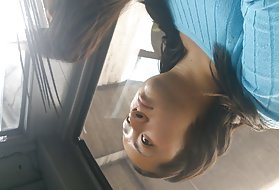 エラは部屋でカマスートラのポジションを練習する