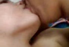 巨乳を持つ熱い熟女は、新しい男の子おもちゃを見つけました