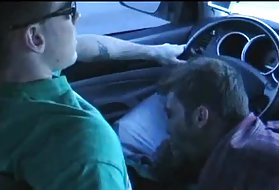 青い目のオージーの女の子が彼女の男の子をシャワーで誘惑する