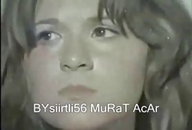 ホットな女の子は、彼女が吐き出すまで彼女の甘い奪い合いをして遊ぶ