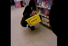 プチ・ラティーナは大雄鶏に倒された彼女の猫を手に入れる