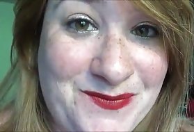 若い男の子を利用しているブロンドのクーガー