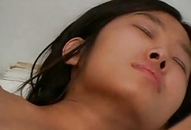 セクシーなラティーナは勉強中にファックした