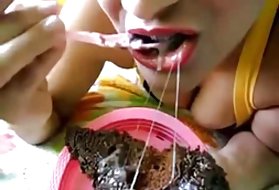 完璧な体のベイブは雄鶏を搾って、お尻を舐めるのが大好き