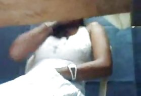 コニーは彼女のおっぱいを舐めるのが大好き