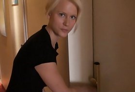 ニッキーが彼女の塊を突き飛ばす