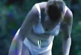 黒髪の女装のジェニファーは吹くとファックします