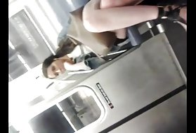 メガネを持つ熱い女の子がBBCに犯される