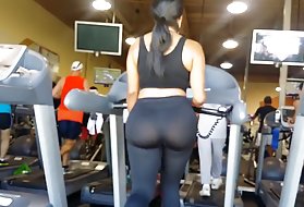 大きなおっぱいを持つ熱いレズビアンは、彼女の金髪の恋人の後ろで遊ぶ