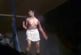このおっぱいは、そのディックを処理できますか？