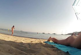 壮大なミア・マルコワは彼女の素敵な体を擦った
